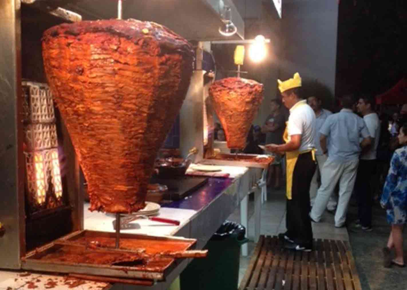 Taquero golpea a joven por morder el trompo de los tacos » Oronoticias