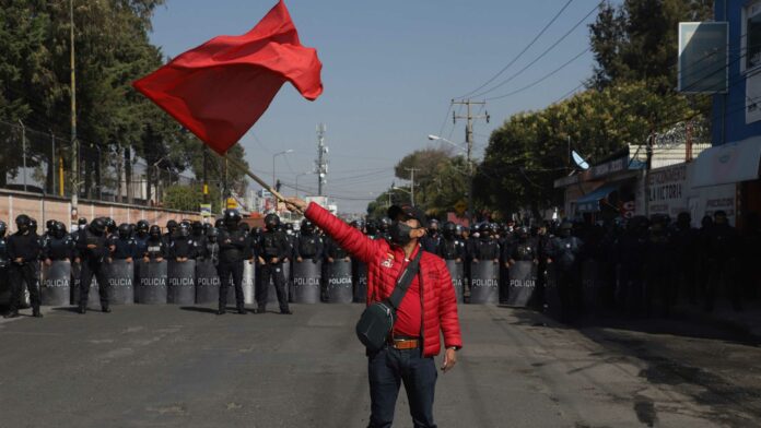 Antorcha Ante la movilización de Antorcha Campesina, uniformados de la Policía Estatal cercaron y derivó en cierre vial de más de tres horas