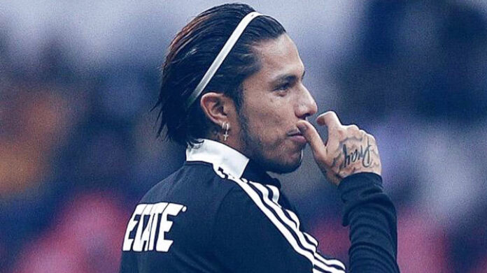 Salcedo Con el positivo de Carlos Salcedo, son tres futbolistas de Tigres que en una semana se contagian de Coronavirus. Foto: @Csalcedojr