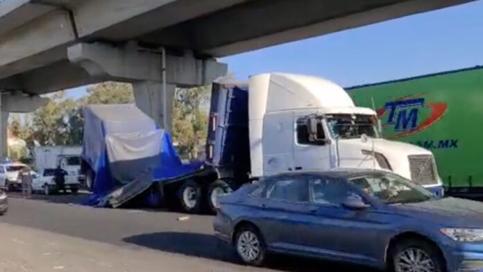 Trailer En los videos y fotos se observa al tráiler con la plataforma partida por la mitad y obstaculizando el paso. Foto: Twitter