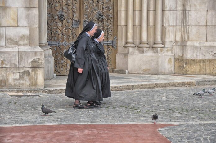 monjas De 10 de 15 monjas dieron positivo a Covid-19 y colocaron de inmediato un mensaje en la puerta del albergue. Foto: Especial