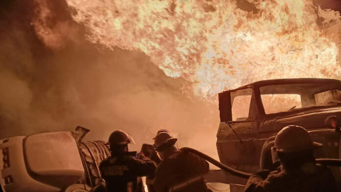 incendio Bomberos de la Secretaría de Protección Civil de San Pedro sofocaron el incendio de 2 2tractocamiones en San Matías Cocoyotla.
