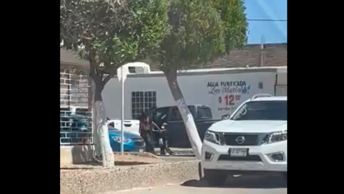 menores Los menores trataron de seguir al hombre que fue levantado, quien se sabe era el padre de los menores. Foto: Especial