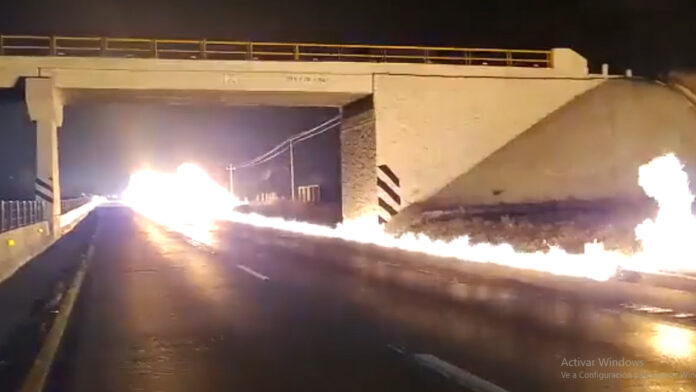 pipa Según reportan medios locales, la pipa se incendió a unos 500 metros antes de llegar a la caseta de Amozoc.