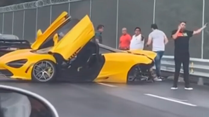 automovilista En las imágenes captadas en el video que se difundió en redes, se ve aun preocupado automovilista realizando una llamada telefónica.