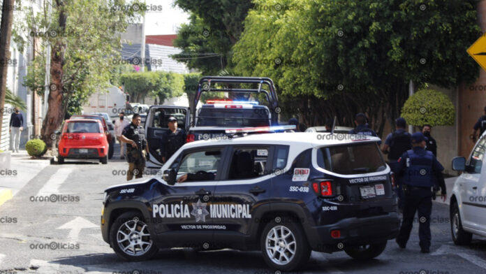 camioneta Policías municipales lograron bloquearle el paso a la camioneta Dodge y detuvieron a tres presuntos delincuentes.