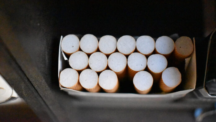 cigarrillos Según la Asociación Americana del Corazón, es igual de malo fumar solo tabaco que alternarlos con los cigarrillos electrónicos.