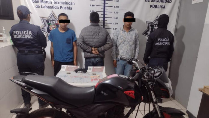 motocicleta Recuperaron la motocicleta y uno de los detenidos tenía en su poder 8 bolsas de plástico con sustancias con drogas.